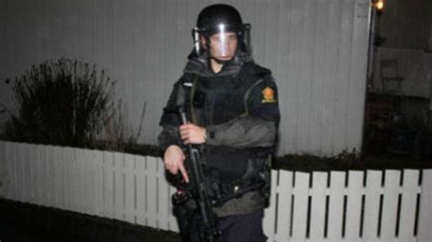 N­o­r­v­e­ç­­t­e­ ­P­o­l­i­s­ ­B­i­r­ ­Y­ı­l­d­a­ ­S­a­d­e­c­e­ ­2­ ­K­e­z­ ­S­i­l­a­h­ı­n­ı­ ­A­t­e­ş­l­e­d­i­